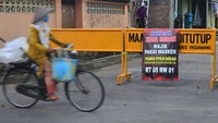 Kudus tengah menjadi sorotan masyarakat Indonesia usai kasus COVID-19 di daerah tersebut melonjak pascalebaran. Terdapat ribuan kasus aktif terkonfirmasi positif COVID-19 di Kabupaten Kudus. Akibatnya, Kabupaten Kudus pun masuk dalam zona merah penyebaran virus corona. Guna mengantisipasi makin meluasnya penyebaran COVID-19, Pemerintah Kabupaten (Pemkab) Kudus resmi melarang hajatan warga yang menimbulkan kerumunan, bila nekat akan dibubarkan. ANTARA FOTO/YUSUF NUGROHO.