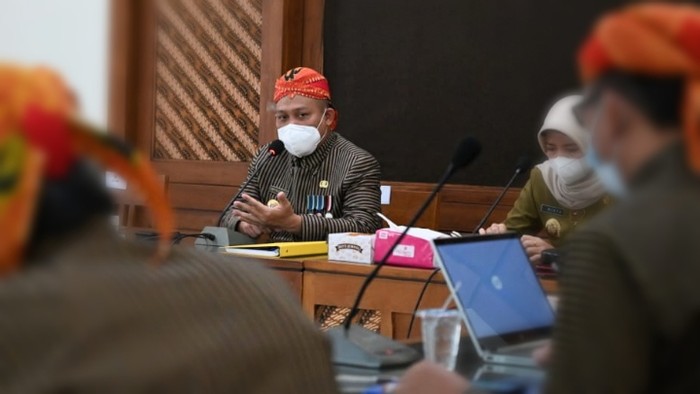 Pemerintah Kabupaten Kebumen memberlakukan Penerapan Pembatasan Kegiatan Masyarakat (PPKM) Mikro selama 14 hari ke depan. Hal tersebut dilakukan lantaran kasus COVID-19 di Kebumen naik dua kali lipat dalam tiga hari terakhir.