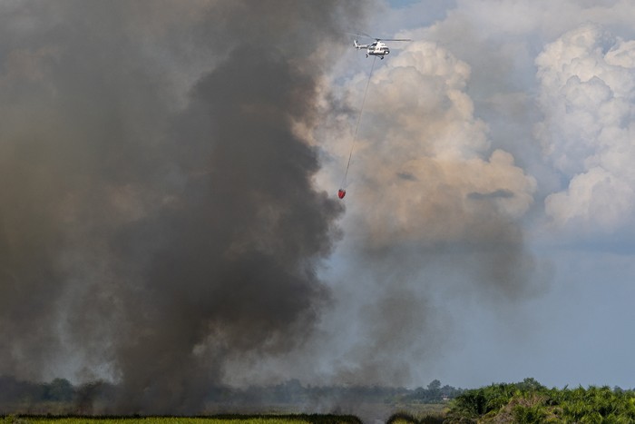 KEBAKARAN LAHAN DI OGAN ILIR Helikopter MI-18MAT milik Badan Nasional Penanggulangan Bencana (BNPB) memadamkan kebakaran lahan dari udara (water boombing) di Desa Talang Pangeran Ulu (TPU), Pemulutan Barat, Ogan Ilir (OI), Sumatera Selatan, Selasa (1/6/2021). BPBD Provinsi Sumatera Selatan mengerahkan dua helikopter water boombing MI-18MTV dan MI-18MAT untuk pemadaman dari udara karena tidak adanya akses untuk pemadaman dari darat. ANTARA FOTO/Nova Wahyudi/rwa.