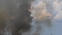 Helikopter MI-18MAT milik Badan Nasional Penanggulangan Bencana (BNPB) memadamkan kebakaran lahan dari udara (water boombing) di Desa Talang Pangeran Ulu (TPU), Pemulutan Barat, Ogan Ilir (OI), Sumatera Selatan, Selasa (1/6/2021).   