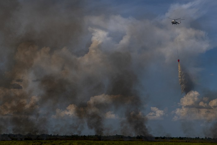 Helikopter MI-18MAT milik Badan Nasional Penanggulangan Bencana (BNPB) memadamkan kebakaran lahan dari udara (water boombing) di Desa Talang Pangeran Ulu (TPU), Pemulutan Barat, Ogan Ilir (OI), Sumatera Selatan, Selasa (1/6/2021). BPBD Provinsi Sumatera Selatan mengerahkan dua helikopter water boombing MI-18MTV dan MI-18MAT untuk pemadaman dari udara karena tidak adanya akses untuk pemadaman dari darat. ANTARA FOTO/Nova Wahyudi/rwa.