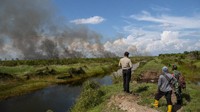 Karena cuaca yang sangat panas dan kencangnya angin membuat api dengan cepat merambat lahan-lahan yang ada di lokasi kebakaran.  