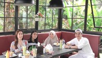 Momen bahagia Alvin dan Larissa juga terlihat dalam foto ini. Mereka menikmati makanan bersama dua rekannya. Foto: Instagram alvin_411