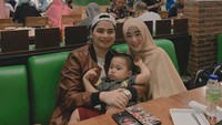 Saat ulang tahun pernikahan yang ketiga, mereka merayakannya dengan makan bareng di Cirebon. Kira-kira apa ya menu pilihan mereka? Foto: Instagram alvin_411