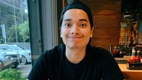 Di foto ini Alvin memang makan steak sendiri, namun lewat keterangan foto ia mengatakan Larissa-lah yang memotret dirinya. Foto: Instagram alvin_411