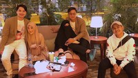 Begini keseruan Alvin dan Larissa saat ngemil bareng teman-temannya sebelum menonton di bioskop. Foto: Instagram alvin_411
