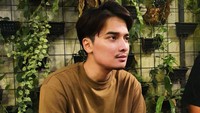 Alvin Faiz merupakan putra ustaz Arifin Ilham yang menikahi Larissa Chou pada tahun 2016. Namun sayang, lima tahun menjalani rumah tangga, keduanya putuskan berpisah. Foto: Instagram alvin_411