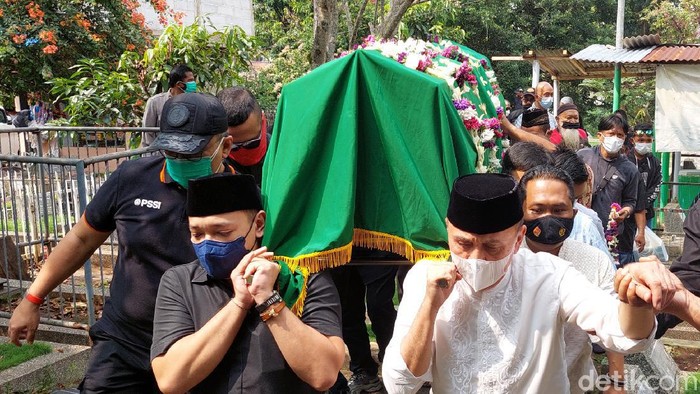 Ketua Umum PSSI M Iriawan antarkan ibundanya ke tempat peristirahatan terakhirnya.