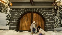 Tak hanya anak-anak, wahana salju ini pun juga jadi kegemaran para orang dewasa lho. Berwisata bersama keluarga di momen libur nasional pun jadi kegiatan yang dinanti warga. Selain bisa seru-seruan bareng keluarga, di Trans Studio Cibubur kamu juga bisa liburan hemat lewat promo Promo Buy One Get One Free. Dengan harga Rp 375 ribu, kamu sudah bisa mendapatkan tiket masuk Trans Studio Cibubur untuk dua orang.
