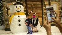 Trans Studio Cibubur menyediakan jalur antrean khusus bagi pembeli tiket online di website Trans Studio Cibubur atau di aplikasi detikcom. Dengan begitu, pengunjung dapat langsung masuk ke jalur antrean dan scan QR code pada tiket tanpa perlu ribet antre dengan pengunjung lainnya. Tak hanya itu, detikers yang hafal Pancasila berkesempatan memenangkan hadiah kejutan tiket VIP untuk naik wahana tanpa antre dan dapat hadiah dari detikcom. Berbagai keuntungan promo dan hadiah menarik dari detikcom ini bisa kamu dapatkan dengan membeli tiket Trans Studio Cibubur di aplikasi detikcom.