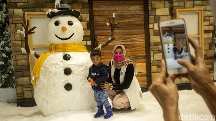 Libur Tanggal Merah, Anak-anak Antusias Main Salju Trans Studio Cibubur ramai dikunjungi warga saat libur Hari Lahir Pancasila. Tak sedikit anak-anak yang antusias bermain salju di wahana permainan tersebut.