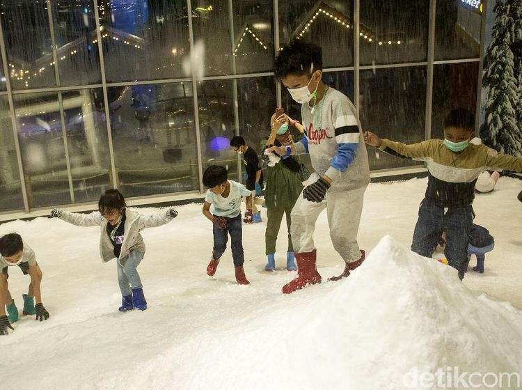Libur Tanggal Merah, Anak-anak Antusias Main Salju
