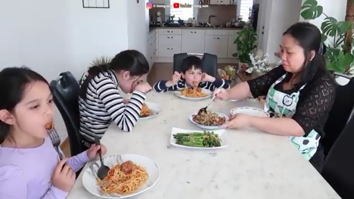 Keseruan Inong Sam Masak Makanan Hemat Austria vs Indonesia