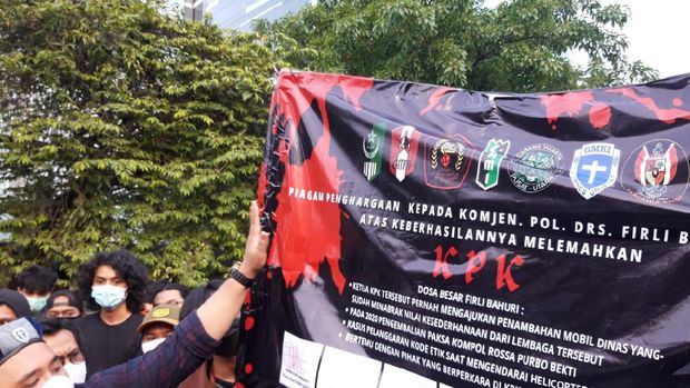 Massa aksi sempat ingin mencoba mendekat ke Gedung KPK (Rakha/detikcom)