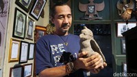 Nanang menunjukkan beberapa koleksi garuda miliknya.