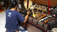 Di Rumah Garuda juga terdapat karya seni dan alat-alat musik etnik Nusantara, kemudian buku-buku, video dan sejumlah foto.