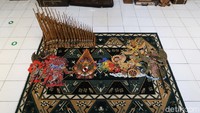 Wayang berbentuk Garuda juga dikoleksi di rumah tersebut.