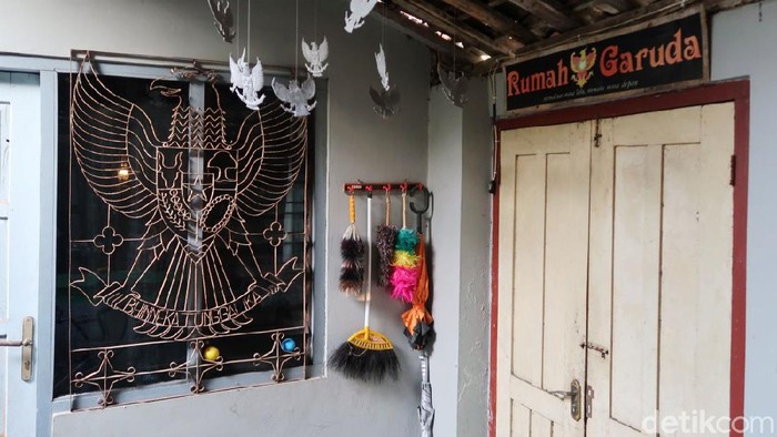 Memaknai Lambang Negara Lewat Rumah Garuda di Bantul Seorang pria di Kabupaten Bantul mengkoleksi lambang negara Indonesia yakni Garuda Pancasila dalam beragam bentuk dan ukuran. Hal itu berujung dengan terbentuknya 'Rumah Garuda' untuk mengedukasi masyarakat akan makna dan siapa pencetus lambang Garuda Pancasila.