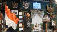 Melongok ke dalam, tampak ratusan foto, buku, patung hingga video yang sarat makna akan Garuda.