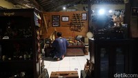 Di rumah garuda itu terpasang 12 panel yang kalau dilihat secara runut membuat kita paham kapan lambang negara ini mulai diproses sampai menemukan hasil finalnya.