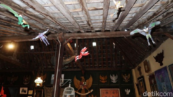 Menyoal koleksi Rumah Garuda, Nanang menyebut berisi apapun terkait dengan lambang negara baik bentuknya 2-3 dimensi. Menyoal koleksi Rumah Garuda, Nanang menyebut berisi apapun terkait dengan lambang negara baik bentuknya 2-3 dimensi.