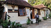 Rumah Garuda berlokasi di Pedukuhan Sumber Batikan RT.3 RW.37, Kalurahan Trirenggo, Kapanewon Bantul, Kabupaten Bantul.