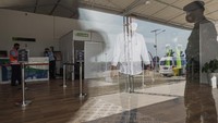 Sejumlah petugas melakukan simulasi operasional komersial di Bandara Jenderal Besar Soedirman, Purbalingga, Jateng, Selasa (1/6/2021). ANTARA FOTO/Idhad Zakaria.