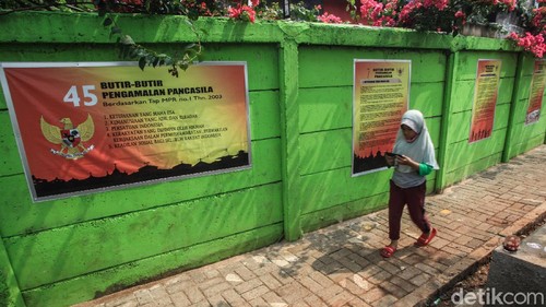 Mural persatuan-keberagaman Indonesia hiasi Kampung Pancasila yang berada di Tangerang. Mural itu jadi sarana tanamkan nilai-nilai Pancasila dalam masyarakat.