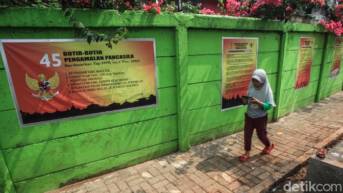 Mural persatuan-keberagaman Indonesia hiasi Kampung Pancasila yang berada di Tangerang. Mural itu jadi sarana tanamkan nilai-nilai Pancasila dalam masyarakat.
