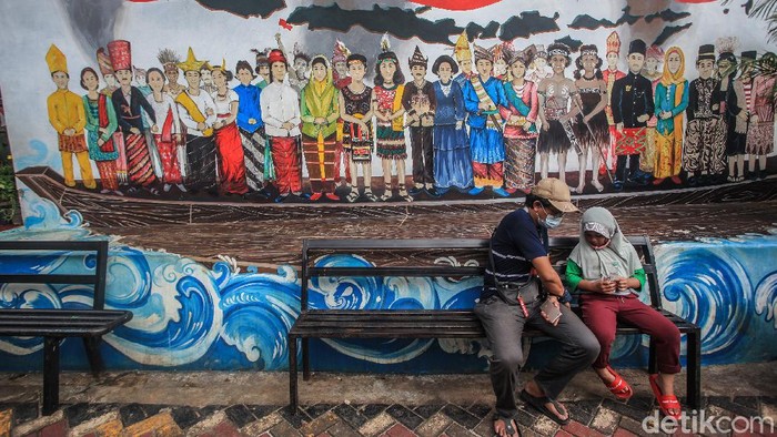 Mural persatuan-keberagaman Indonesia hiasi Kampung Pancasila yang berada di Tangerang. Mural itu jadi sarana tanamkan nilai-nilai Pancasila dalam masyarakat.