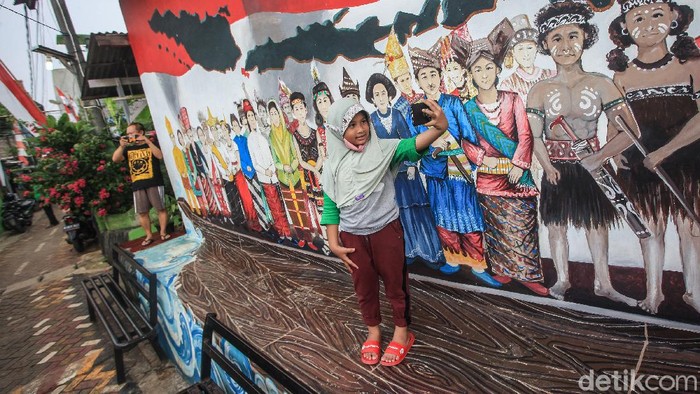 Mural persatuan-keberagaman Indonesia hiasi Kampung Pancasila yang berada di Tangerang. Mural itu jadi sarana tanamkan nilai-nilai Pancasila dalam masyarakat.