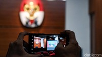 Dalam momen tersebut, Ketua KPK Firli Bahuri turut melantik Sekjen KPK Cahya Hardianto Harefa serta Deputi Bidang Pencegahan dan Monitoring KPK Pahala Nainggolan. Keduanya disumpah menjadi pegawai negeri sipil (PNS). Keduanya sudah mendapatkan nomor induk pegawai. Setelah disumpah, keduanya resmi menjadi PNS. Firli juga memberikan identitas dan seragam Kopri kepada keduanya.