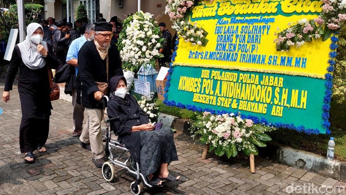Momen Pemakaman Ibunda Ketua Umum PSSI M Iriawan di Bandung Jenazah Ibunda Ketua Umum PSSI M Iriawan, Laila Solihaty di makamkan di TPU Sirnaraga, Kota Bandung. Suasana haru iringi prosesi pemakaman.