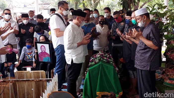Momen Pemakaman Ibunda Ketua Umum PSSI M Iriawan di Bandung Jenazah Ibunda Ketua Umum PSSI M Iriawan, Laila Solihaty di makamkan di TPU Sirnaraga, Kota Bandung. Suasana haru iringi prosesi pemakaman.