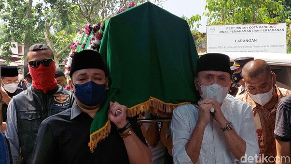 Momen Pemakaman Ibunda Ketua Umum PSSI M Iriawan di Bandung