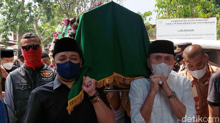 Momen Pemakaman Ibunda Ketua Umum PSSI M Iriawan di Bandung Jenazah Ibunda Ketua Umum PSSI M Iriawan, Laila Solihaty di makamkan di TPU Sirnaraga, Kota Bandung. Suasana haru iringi prosesi pemakaman.