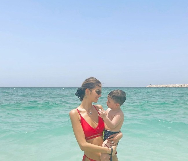 Oksana Voevodina jadi atensi netizen saat mengunggah deretan foto liburannya di Dubai bersama putranya Leon yang tak diakui Sultan Muhammad V sebagai anaknya. Foto: Dok. Instagram @rihanapetra