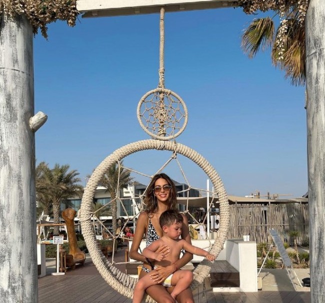 Oksana Voevodina sendiri tak memberi tanggapan apapun meski netizen ramai mempertanyakan agamanya di setiap fotonya yang memakai bikini. Dia memilih menuliskan mengenai aktivitas liburannya di Dubai bersama sang anak. Foto: Dok. Instagram @rihanapetra