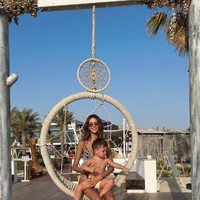 Oksana Voevodina sendiri tak memberi tanggapan apapun meski netizen ramai mempertanyakan agamanya di setiap fotonya yang memakai bikini. Dia memilih menuliskan mengenai aktivitas liburannya di Dubai bersama sang anak. Foto: Dok. Instagram @rihanapetra