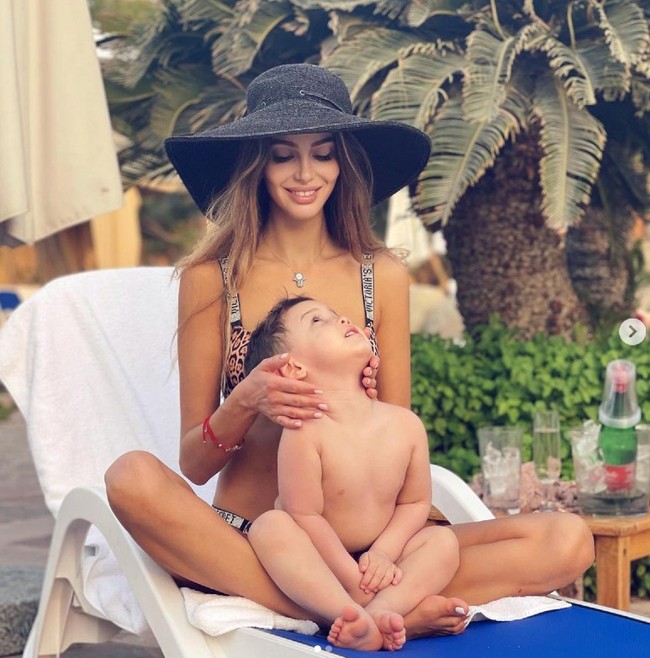 “Our first trip abroad together... Because of Covid pandemic we didn’t have that chance to travel, now we will always go everywhere together,” tulis Oksana di unggahannya. Dia mengatakan ini adalah perjalanan luar negeri pertamanya bersama sang anak. Foto: Dok. Instagram @rihanapetra