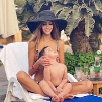 “Our first trip abroad together... Because of Covid pandemic we didn’t have that chance to travel, now we will always go everywhere together,” tulis Oksana di unggahannya. Dia mengatakan ini adalah perjalanan luar negeri pertamanya bersama sang anak. Foto: Dok. Instagram @rihanapetra