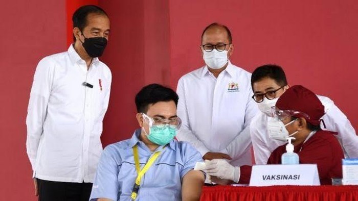 Optimisme Pengusaha Kalahkan Corona di Tengah Pandemi Gencarnya vaksinasi dalam upaya mengakhiri pandemi di Indonesia disambut baik dan optimisme oleh dunia usaha. Indonesia diyakini mampu kalahkan Covid-19.