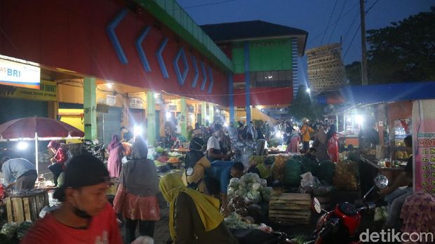 Pasar Bitingan Kudus, Selasa (1/6/2021) pagi masih ditemukan pedagang dan pembeli yang abai protokol kesehatan