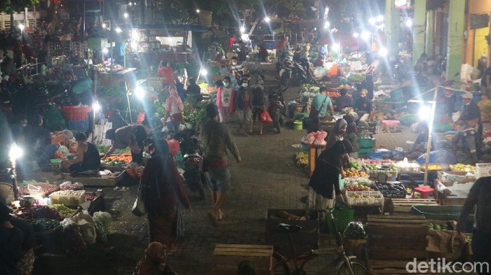 Pasar Bitingan Kudus, Selasa (1/6/2021) pagi masih ditemukan pedagang dan pembeli yang abai protokol kesehatan