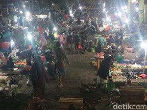 Kudus Zona Merah, Banyak Pedagang-Pembeli di Pasar Abai Prokes