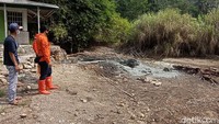 Kepala Pelaksana BPBD Kabupaten Cirebon Alex Suheriyawan mengaku mendapat laporan dari warga terkait adanya semburan lumpur.