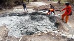 Penampakan Semburan Lumpur Berbau Belerang yang Muncul di Cirebon