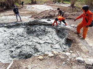 Penampakan Semburan Lumpur Berbau Belerang di Cirebon