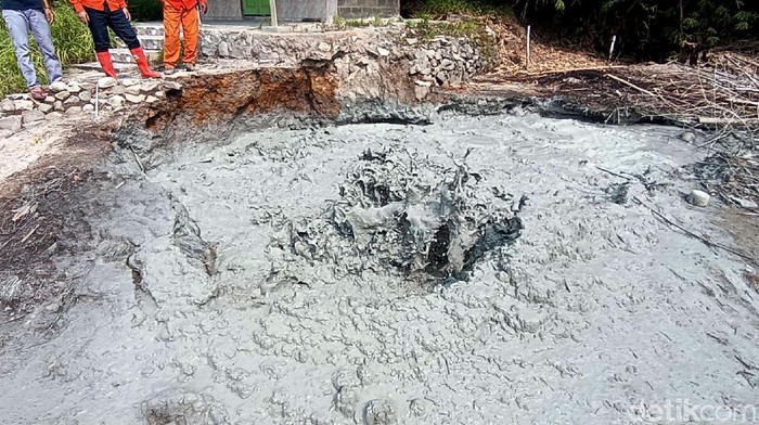 Penampakan Semburan Lumpur Berbau Belerang yang Muncul di Cirebon Semburan lumpur muncul di Desa Cipanas, Cirebon, Jawa Barat. Kemunculan semburan lumpur itu merupakan ketiga kalinya di Desa Cipanas. Berikut penampakannya.