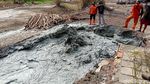Penampakan Semburan Lumpur Berbau Belerang yang Muncul di Cirebon